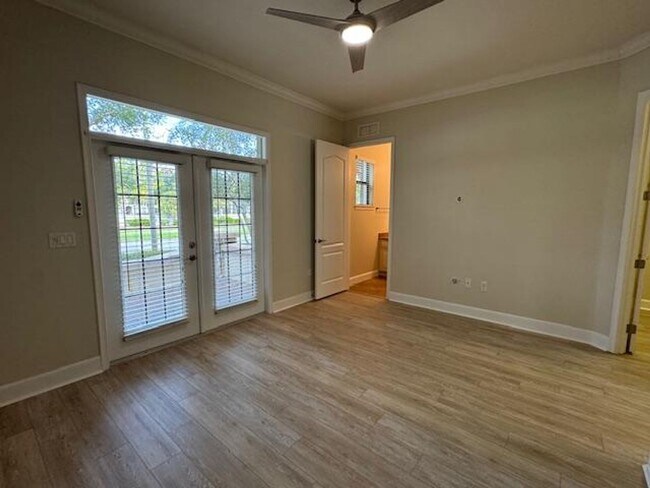 Building Photo - Newly renovated 4 Bedroom 3 1/2 Bathroom T...
