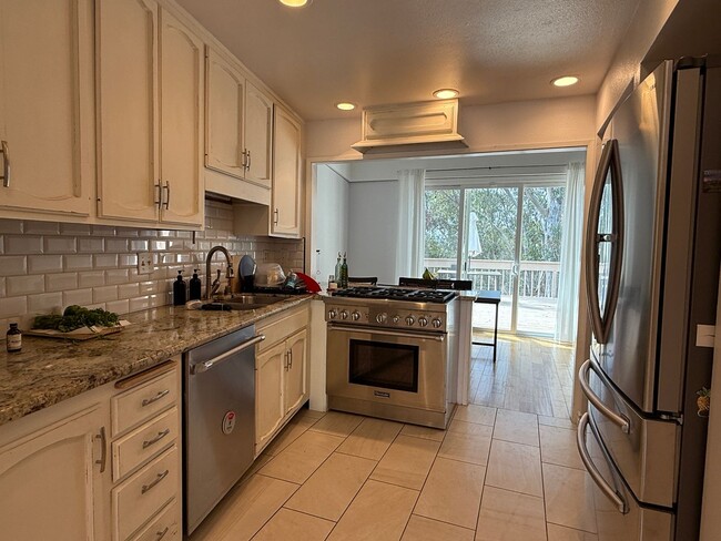 Building Photo - Beautiful 3BD/3BA Townhome in Carlsbad