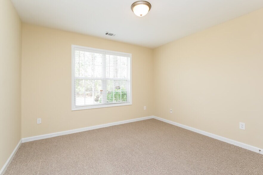 Building Photo - 4050 Grandover Dr NE
