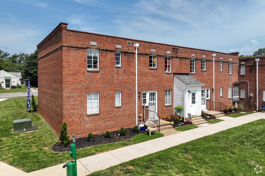 Building Photo - Gardens At Grandin - II