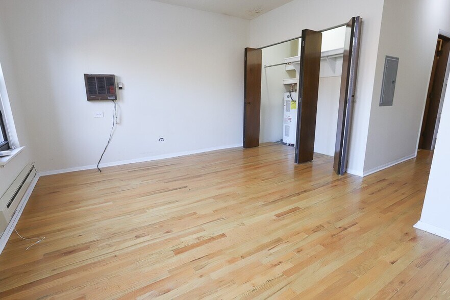 Building Photo - 823 W Newport Ave