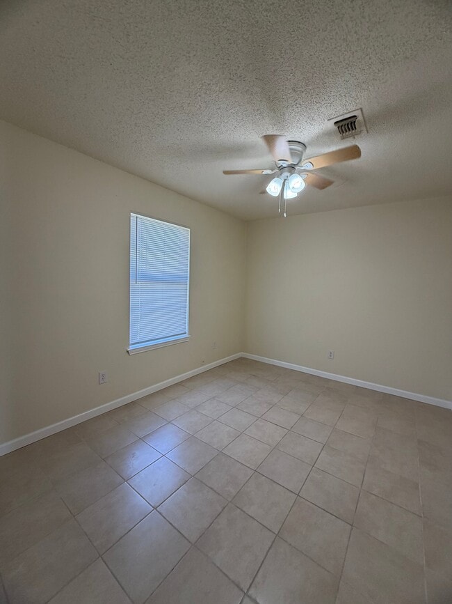Building Photo - 323 Moss Hill Dr