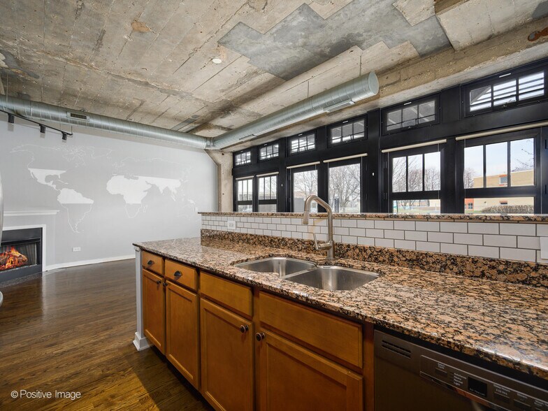 Building Photo - 1151 W 14th Pl