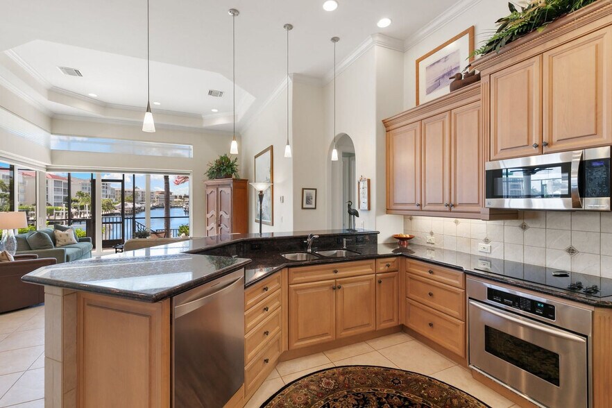 Building Photo - 872 Banyan Ct