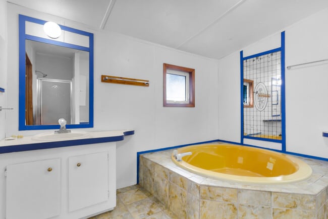 Building Photo - 220 Tree Ln