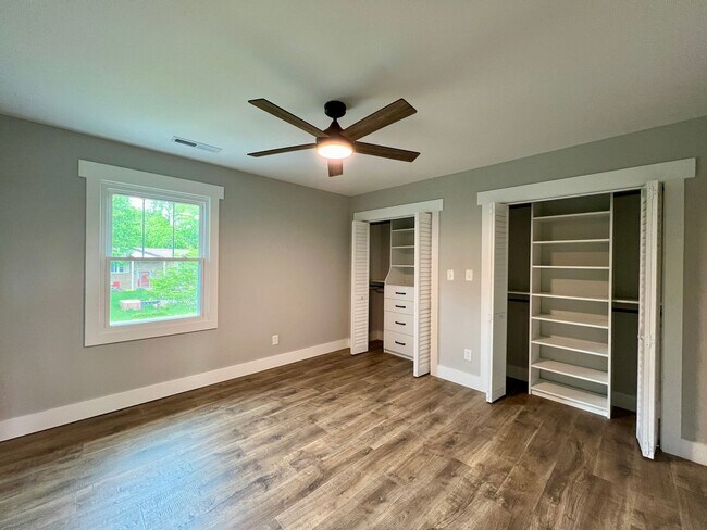 Building Photo - Beautifully Updated Home!  Fenced Yard!