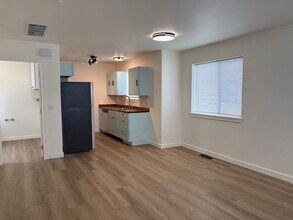 Building Photo - 2414 Leo Ave