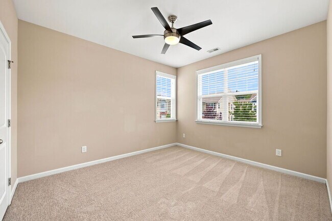 Building Photo - 7215 Ladbrooke St