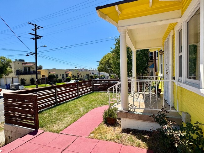 Building Photo - Charming Upgraded 2 Bedroom Cottage w/Cent...