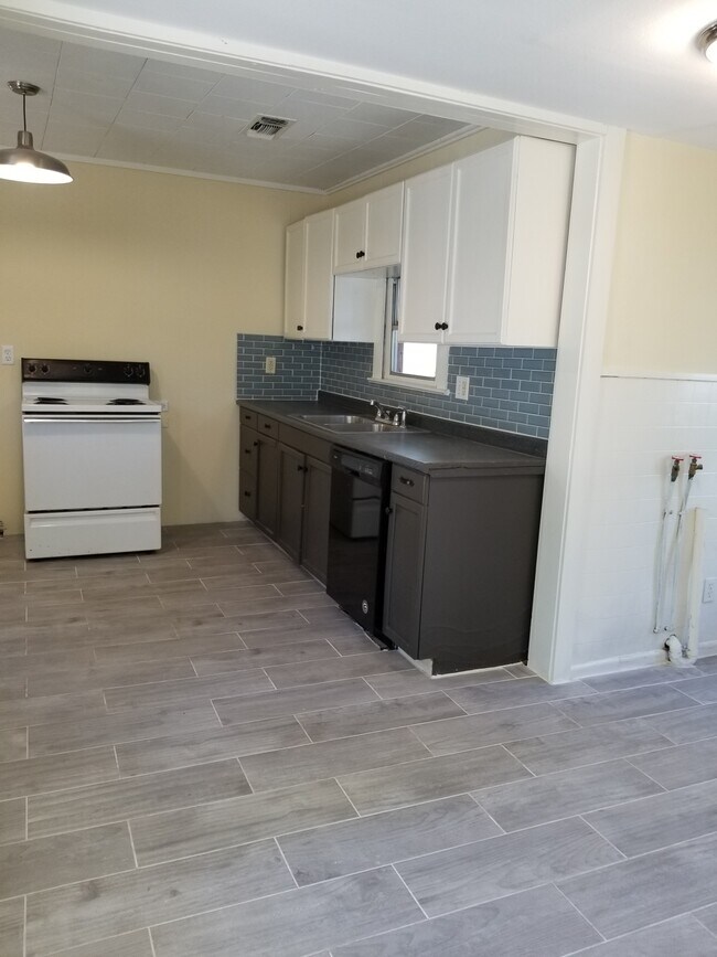 Building Photo - 602 Vernon St