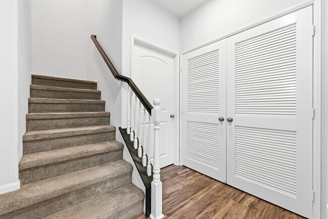 Building Photo - 1460 Mockingbird Ct