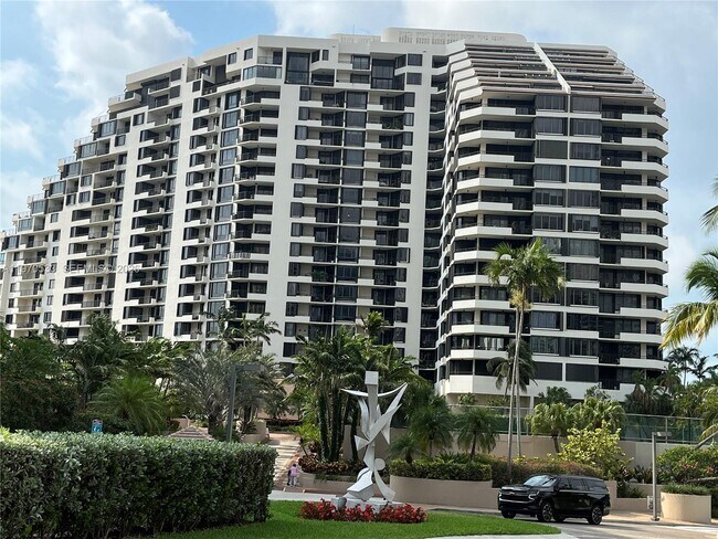 Building Photo - 520 Brickell Key Dr