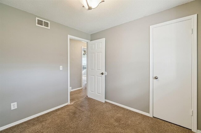 Building Photo - 4009 Vickie Dr