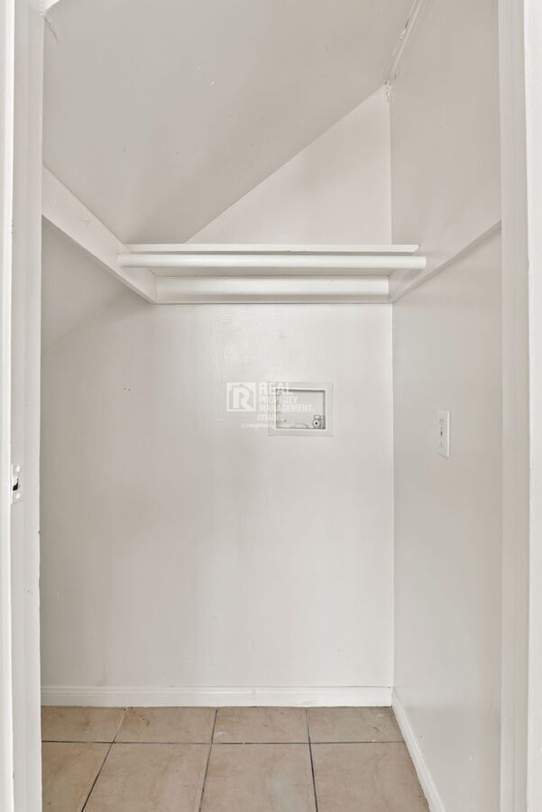 Building Photo - 3009 Canyon Crest Dr