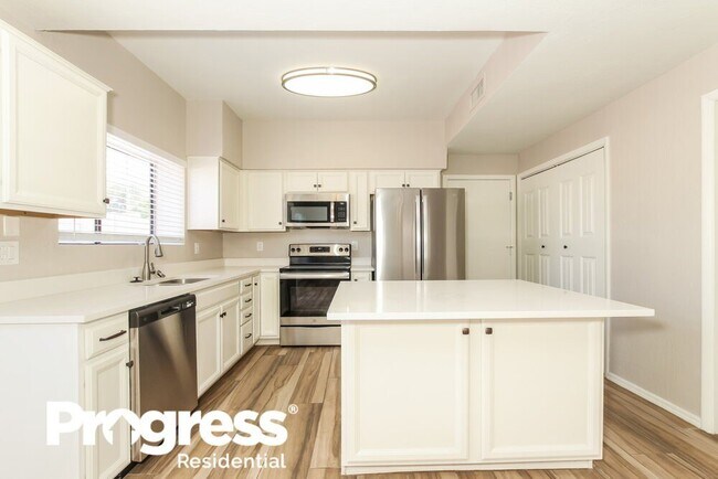Building Photo - 4546 E Villa Theresa Dr