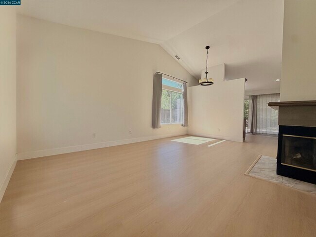 Building Photo - 1746 Highland Cir