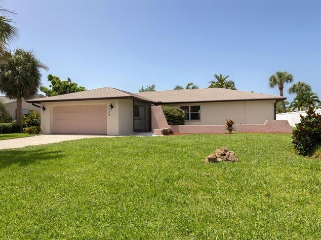 Primary Photo - 1229 Lucaya Ave