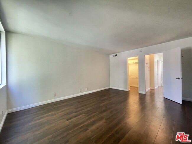 Building Photo - 8535 W Knl Dr