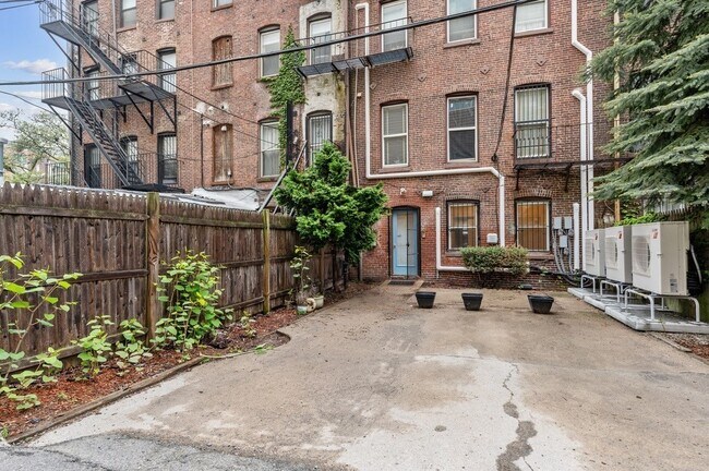 Building Photo - 85 E Brookline St