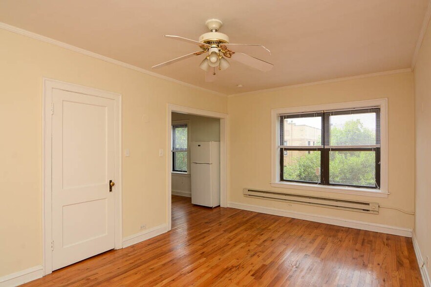 Building Photo - 545 W Wellington Ave