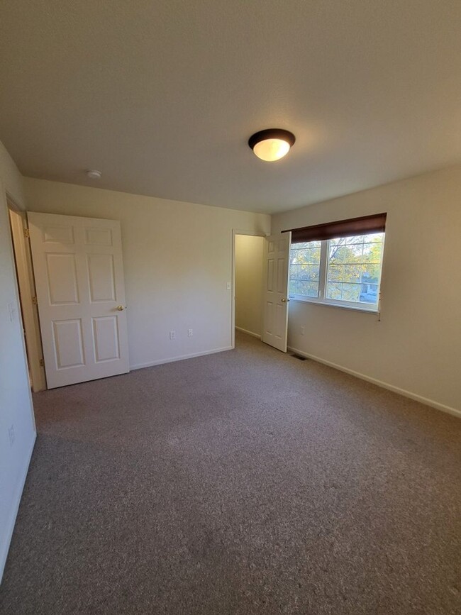 Building Photo - Spacious 3 Bedroom 3 Bath Townhome!