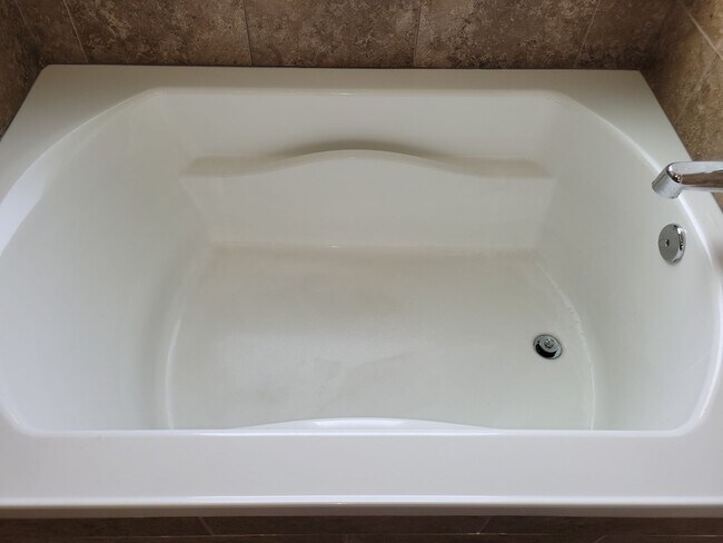 Building Photo - Open floor plan & small pets allowed! 3BD/...