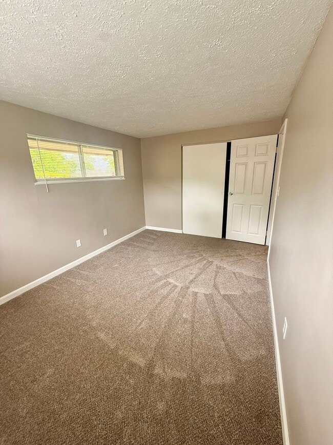 Building Photo - Move-In Ready 2BR in Kettering | Granite Counters + New Carpet