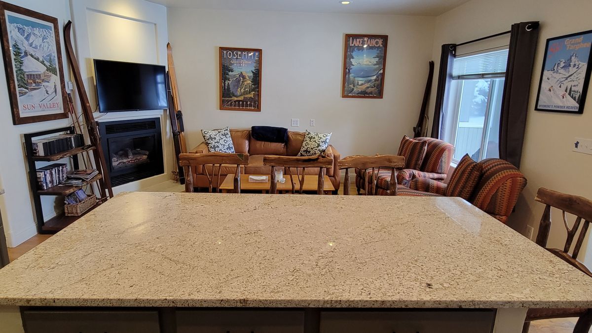 Building Photo - 910 Powder Valley Rd