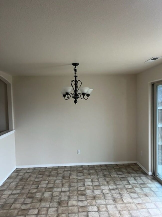 Building Photo - SPACIOUS 3 BEDROOM/ 2 BATH HOME WITH RV/BO...