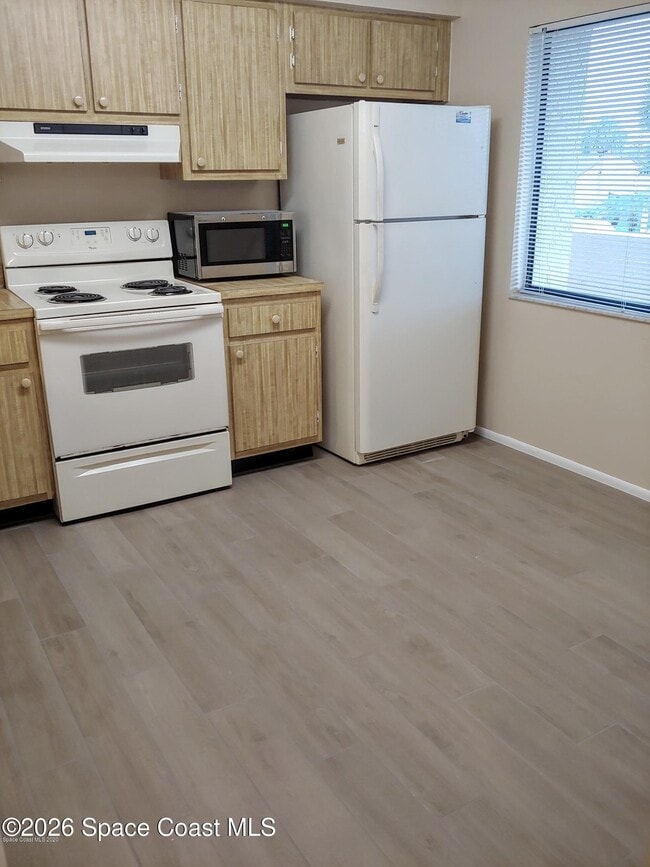 Building Photo - 2145 Golf Isle Dr