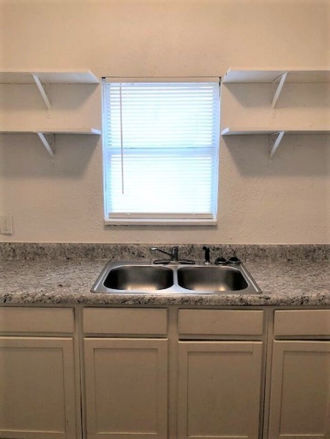 Building Photo - 1 BED 1 BATH COLLEGE HILL ADDITION