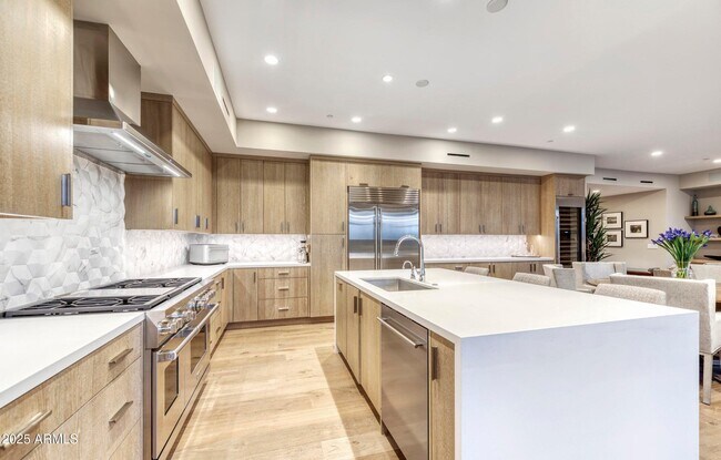 Building Photo - 5553 E Stella Ln