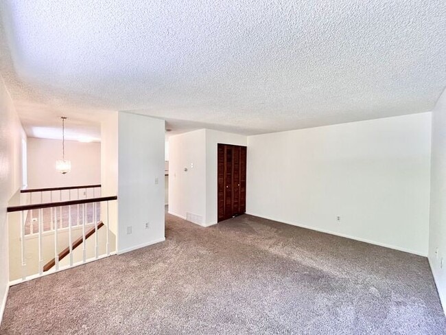 Building Photo - Great 2 bedroom 1 bathroom Duplex with att...