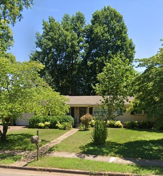 Building Photo - Great rental in South Huntsville with a FE...