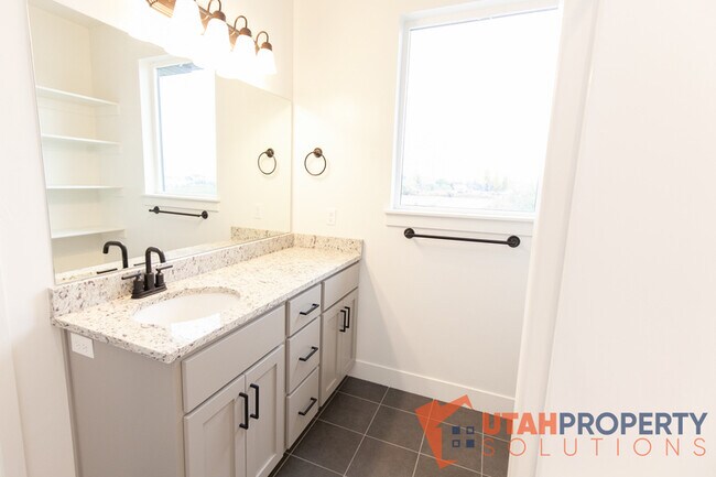 Building Photo - 468 S 700 W