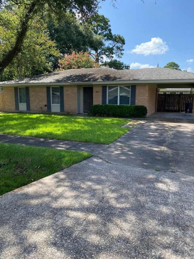 Building Photo - 3 Bedroom , 1.5 Bathroom Brick home with c...