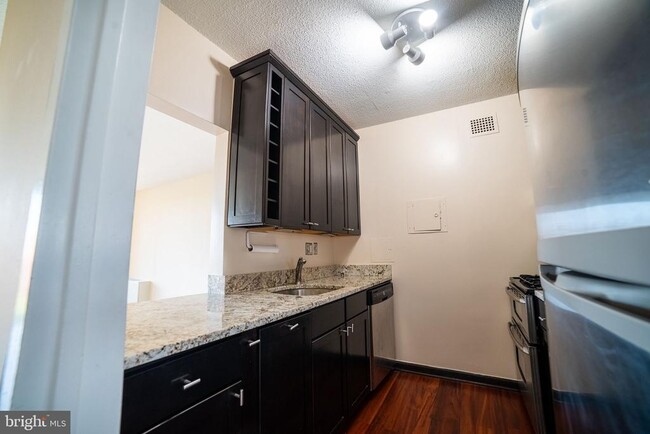 Building Photo - 4141 Henderson Rd