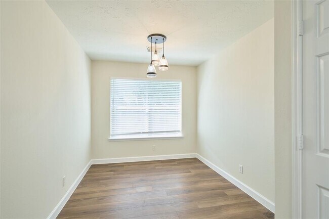 Building Photo - 354 Fantasy Ln