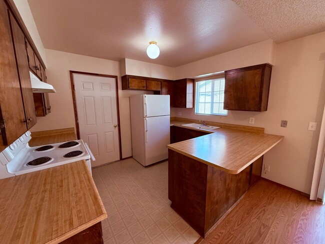 Building Photo - Cozy 3-Bedroom 2-Bath Home Situated on a C...