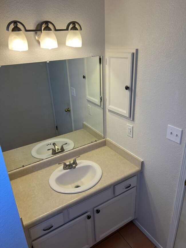 Building Photo - RIO RANCHO-VISTA HILLS