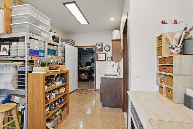 Building Photo - 5700 Island Ct