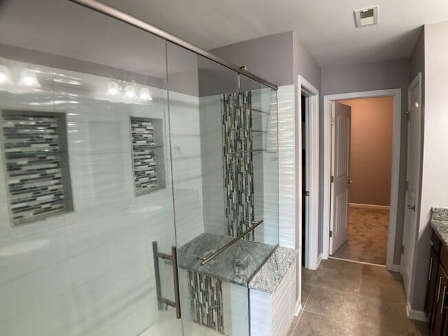 Building Photo - Gorgeous Townhome in Brier Crossings!
