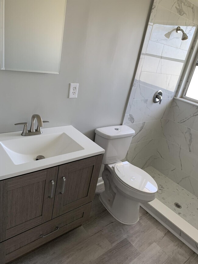 Building Photo - 1920 W Lakeview Blvd