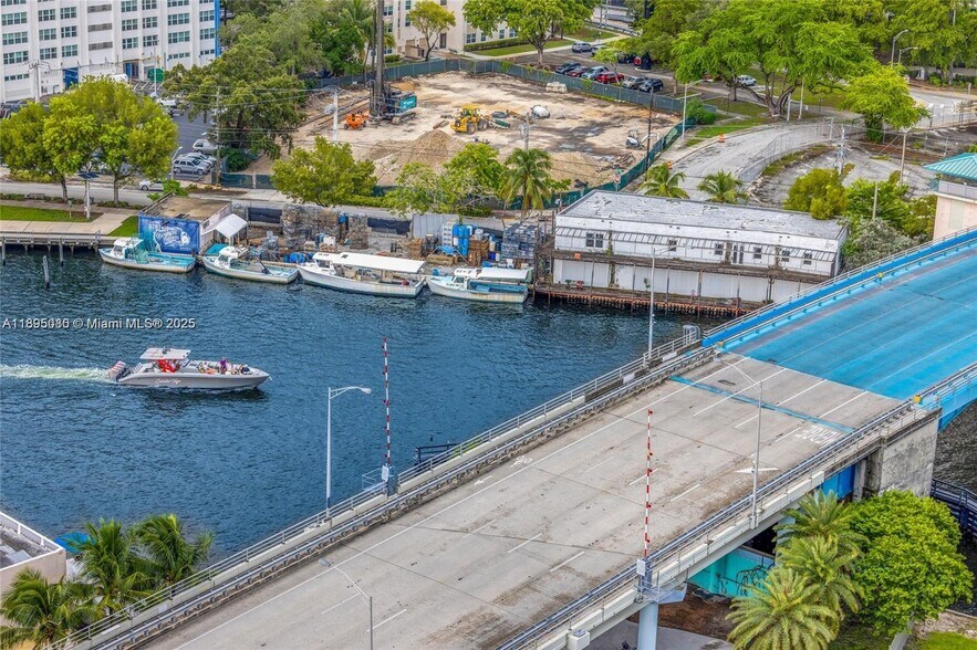 Building Photo - 10 SW South River Dr