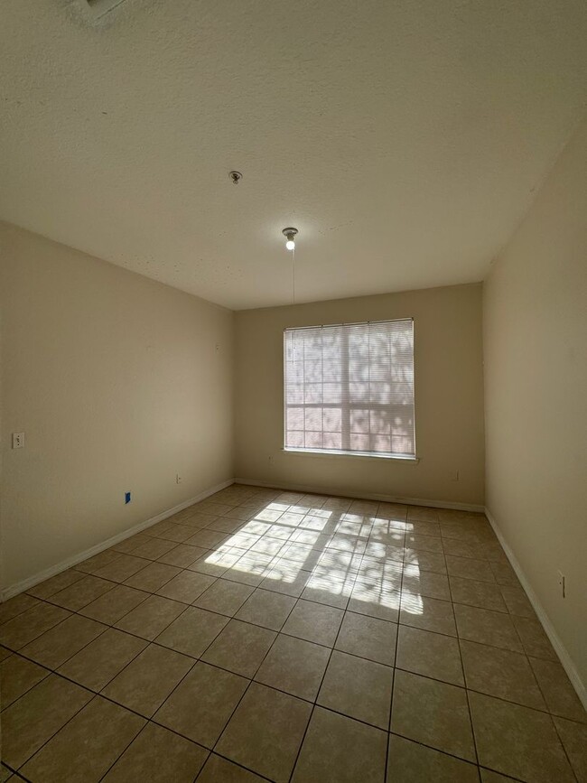 Building Photo - 2 Bedroom 2 Bath Condo in Guard Gated Comm...