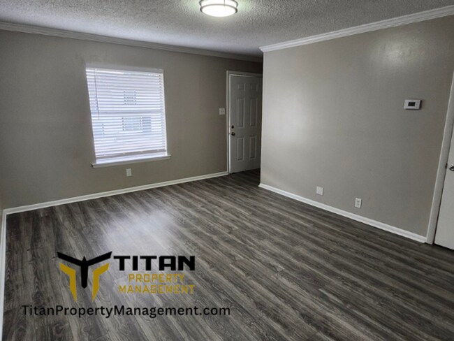 Building Photo - 2 bed/1 bath Townhouse