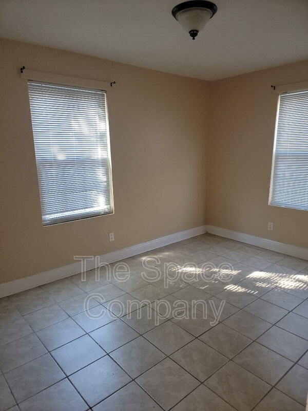 Building Photo - 995 King St