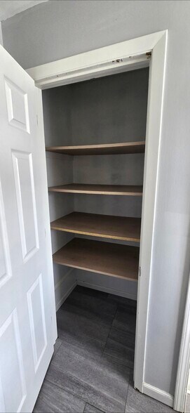 Large bathroom closet - 4664 Suffolk Rd