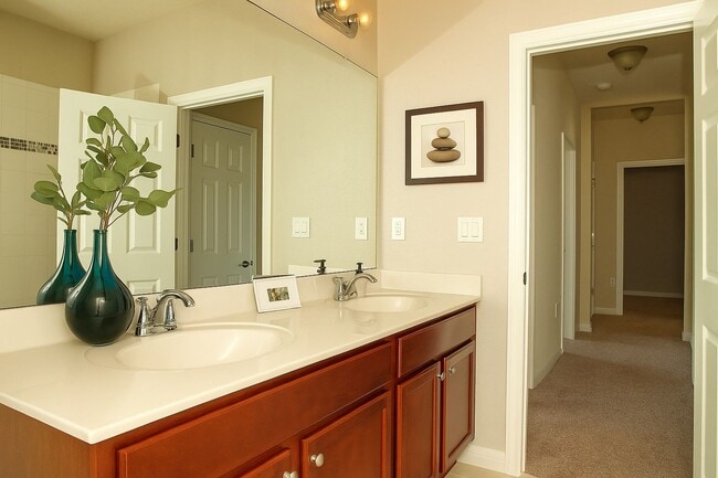 Building Photo - Beautiful 4 bed 3 bath w/loft, 2 story hom...