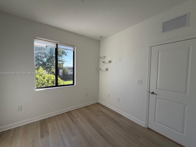 Building Photo - 909 NE 211th St